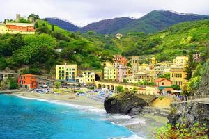 Monterosso, Italien, 2022 - - Strand im das cinque terre Stadt, Dorf von Monterosso, Italien foto