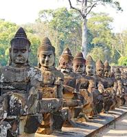 Statuen von das Götter beim Angkor thom im Kambodscha foto