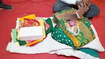 indisch Braut- einstellen Schmuck und Kleider einstellen traditionell Kleid dahej foto