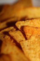 hausgemacht Tortilla würzig Chips gemacht mit eben Brot und gebacken im Ofen schließen oben Makro Hintergrund groß Größe hoch Qualität sofortig Essen druckt foto