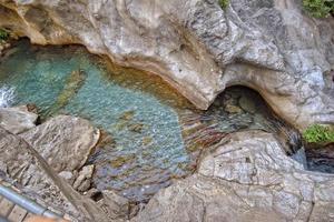 ein natürlich wild Landschaft im das Türkisch Berge mit ein interessant Wasserfall und das Sapadere Schlucht foto