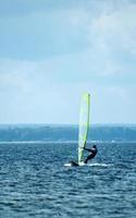 Windsurfen auf das Bucht von Pucka auf das baltisch Meer foto