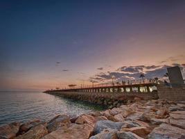 l Sonnenuntergang Landschaft von alicante Spanien mit Seebrücke foto