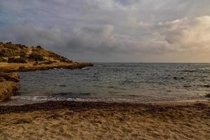 Landschaft von das direkt am Meer von alicante Spanien auf ein warm sonnig Herbst Tag foto