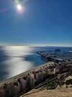 Landschaft von das Stadt von alicante Panorama von das Standpunkt von das Stadt und das Hafen auf ein warm sonnig Tag foto