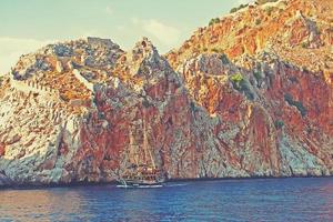 Mittelmeer Landschaft und Felsen im das Türkisch Stadt von Alanya auf ein warm Sommer- Nachmittag foto