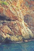 Mittelmeer Landschaft und Felsen im das Türkisch Stadt von Alanya auf ein warm Sommer- Nachmittag foto