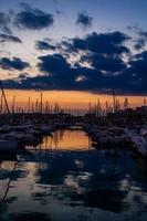 Sonnenuntergang im das Hafen von Alicante, Spanien mit Yachten foto