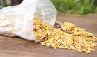 Cornflakes auf Holztisch foto