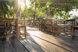 Eckrestaurant in der Nähe des Meeres mit Sonnenstrahlen foto