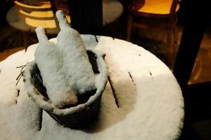 schneebedeckt Wein Flaschen im das Winter Nacht. foto