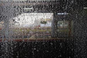 Schneeflocke auf das Zug Fenster im das Winter Zeit Hintergrund. foto