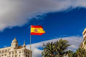 städtisch Landschaft von alicante zu Stadt Center mit Spanisch Flagge foto