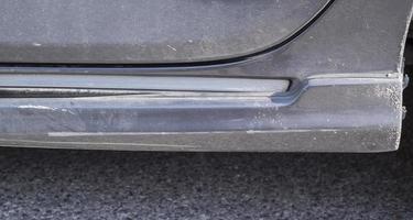 Kratzer auf der Karosserie eines grauen Autos durch einen Autounfall foto