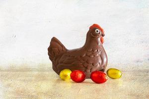 Schokolade Ostern Pfifferling auf ein Hintergrund mit Schokolade Eier foto