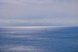 alm Blau Strand Landschaft mit Wasser und Himmel und Segelboote foto