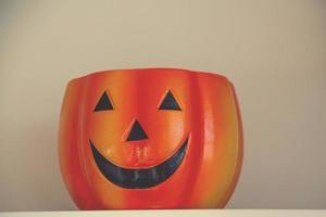 Original Orange Blumentopf Container Halloween zum ein hell Hintergrund foto