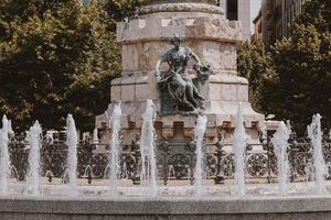 Brunnen im Saragossa, Spanien im das alt Stadt, Dorf mit ein Engel foto