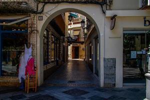 eng Straßen im das alt Stadt, Dorf von Benidorm, Spanien auf ein warm Sommer- Tag foto
