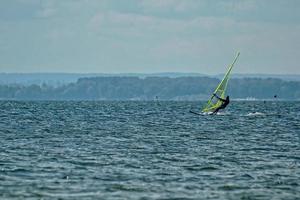 Windsurfen auf das Bucht von Pucka auf das baltisch Meer foto