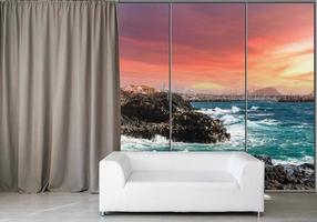 Weiß Couch gegen enorm Fenster mit Panorama- Aussicht foto