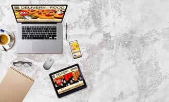 Bestellung nehmen Weg Essen durch Internet mit ein Laptop, Essen Lieferung foto