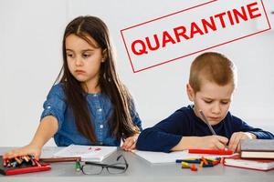 zwei Kinder sind Sitzung im ein Zimmer, rot Inschrift Quarantäne, Konzept von Quarantäne Maße während das Zeitraum von das Krankheit Epidemie foto