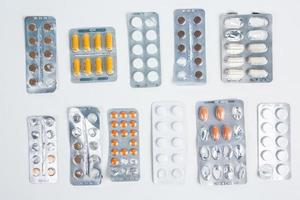 Tabletten im Blase Pack auf Weiß Hintergrund. Tablets und Kapseln im Blase Packungen. oben Sicht, Kopieren Raum. foto