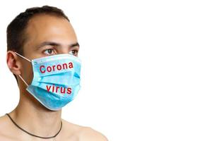 Porträt von ein krank Mann tragen medizinisch Maske mit Coronavirus Text beim Weiß Hintergrund. Coronavirus Konzept. schützen Ihre Gesundheit. foto