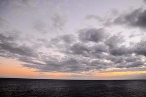 Sonnenuntergang über dem Meer foto