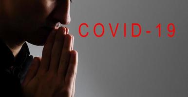 beten Mann weil von das Corona Virus foto
