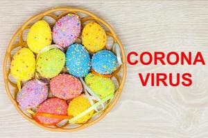 Corona Virus covid19 mit Ostern Eier. Ostern Urlaub Pläne abgebrochen Konzept foto