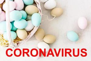 Corona Virus covid19 mit Ostern Eier. Ostern Urlaub Pläne abgebrochen Konzept foto