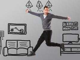attraktiv jung Junge Springen beim enorm gezeichnet Haus foto