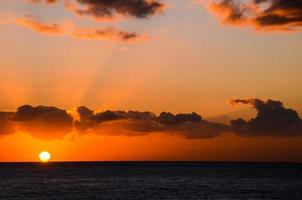 Sonnenuntergang über dem Meer foto