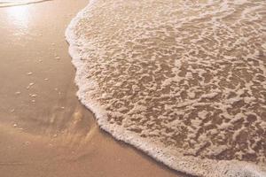 Draufsicht auf Sand und Meerwasserspritzer mit Kopierraum an einem tropischen sauberen Sommerstrand foto