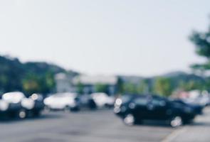 verschwommener Parkplatz mit vielen Autos foto