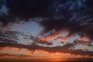 bunter Himmel bei Sonnenuntergang foto