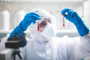 Wissenschaftler untersucht Blutproben
