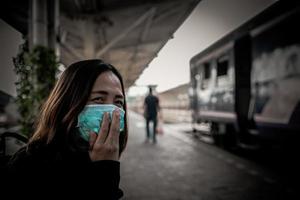 asiatisch Reisender Frau tragen Maske zum schützen Coronavirus, Thai Frau tragen Gesicht Maske Atemwege schützen und Filter pm2.5 foto