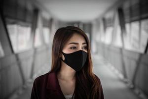 asiatisch Frau tragen Gesicht Maske zum schützen covid-19 Virus, Thailand Leute, jung Dame Kürze von Atem Coronavirus Husten Atmung Problem foto