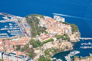Monte Carlo - Panoramablick auf die Stadt mit blauem Meer im Sommer foto