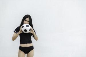 junge schöne asiatische frau trägt fußballspieler jubeln sport, weibliche fans fußball jubelspiel foto