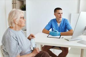 Alten Frau geduldig reden zu Arzt Krankenhaus Besuch foto