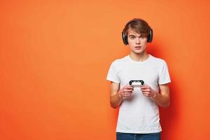 Kerl im ein Weiß T-Shirt mit ein Joystick im seine Hände Unterhaltung Spiele Technologie foto