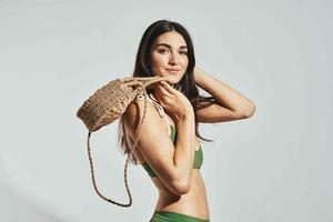 Frau Grün Badebekleidung Strand Tasche Modell- posieren Sommer- foto