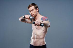 nackt Mann mit Hanteln Fitness Bodybuilder Modell- Fitness foto