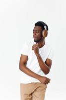 afrikanisch aussehend Mann tragen Kopfhörer Tanzen Unterhaltung Musik- Liebhaber foto