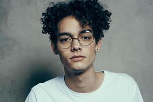 Mann mit lockig Haar abgeschnitten aussehen Brille Mode Studio foto