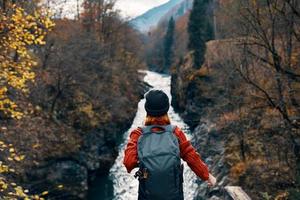 Frau Wanderer Rucksack Berge Fluss frisch Luft foto